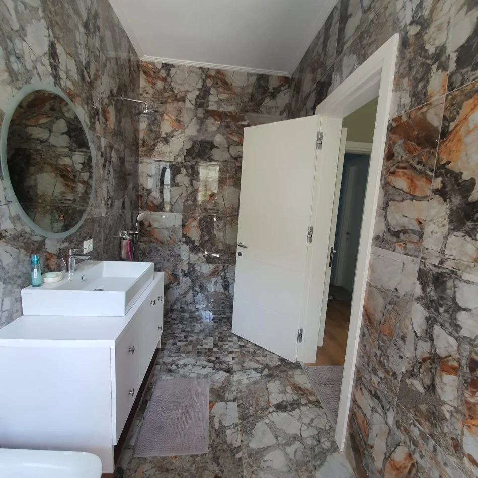 Tirane, shitet apartament 2+1+Ballkon Kati 2, 255.000 € 