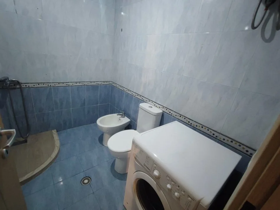 Tirane, jepet me qera apartament 1+1+Ballkon Kati 1 600 €