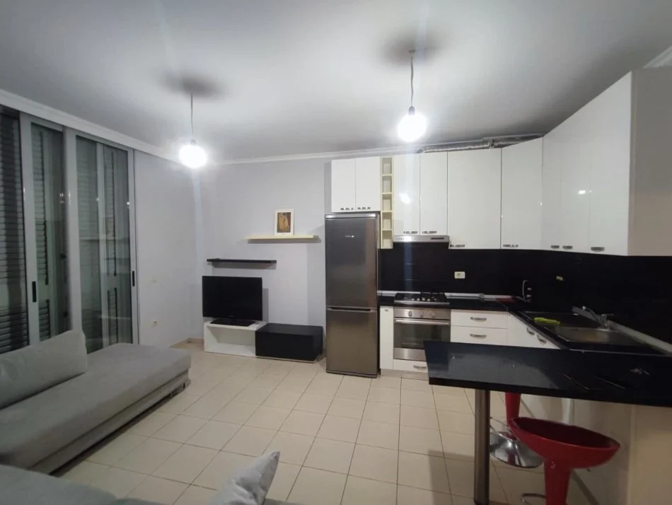 Tirane, jepet me qera apartament 1+1+Ballkon Kati 1 600 €