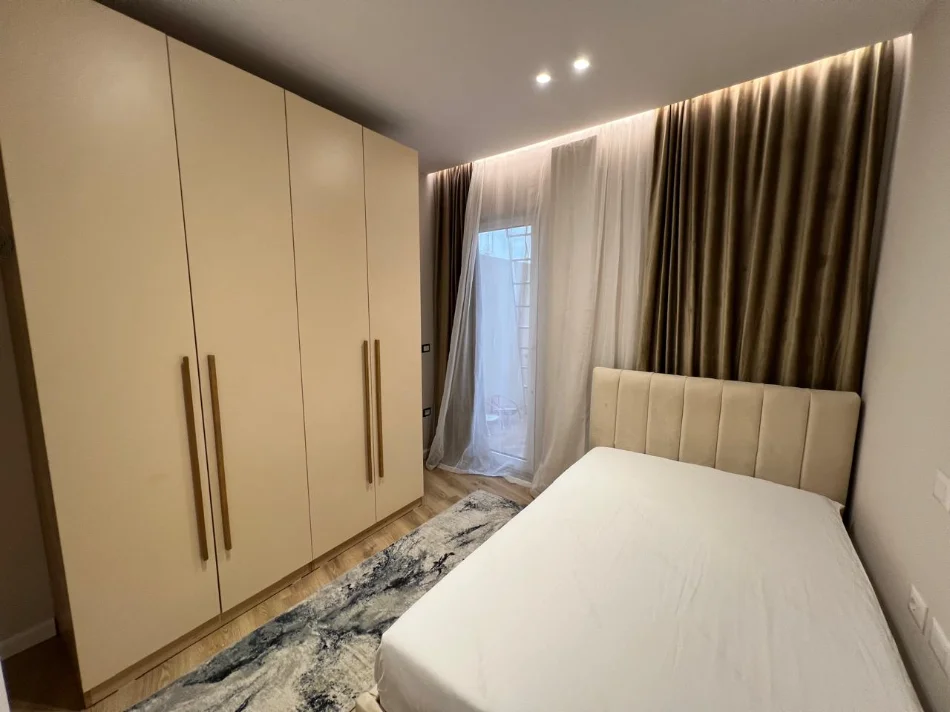 Tirane, jepet me qera apartament 2+1 , 500 € (astir)