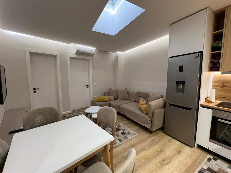 Tirane, jepet me qera apartament 2+1 , 500 € (astir)