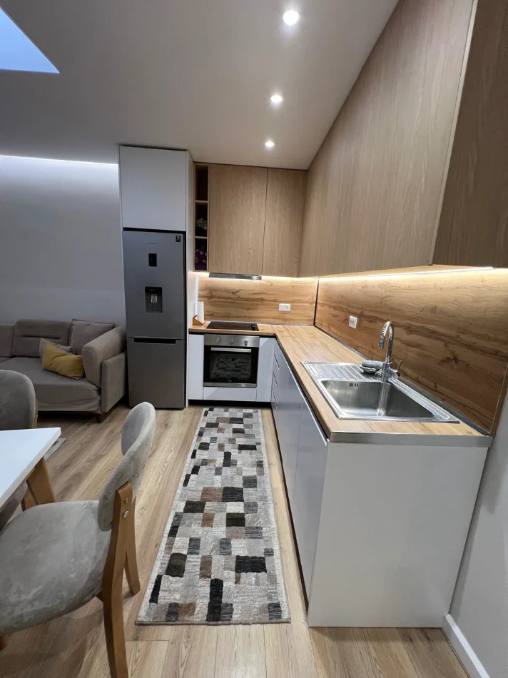 Tirane, jepet me qera apartament 2+1 , 500 € (astir)