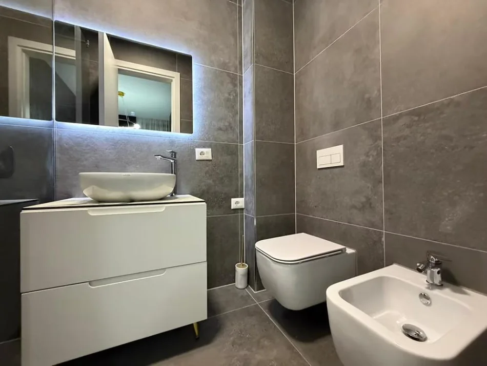 Tirane, jepet me qera apartament 2+1 Kati 4, 115 m² 1.250 € (Liqeni i Thate)