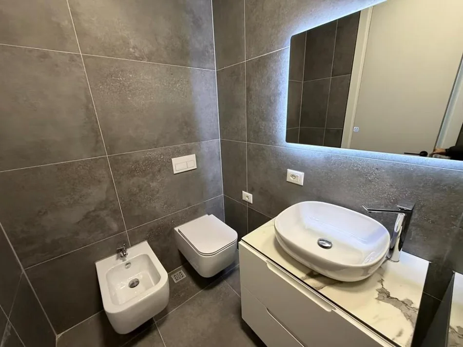 Tirane, jepet me qera apartament 2+1 Kati 4, 115 m² 1.250 € (Liqeni i Thate)