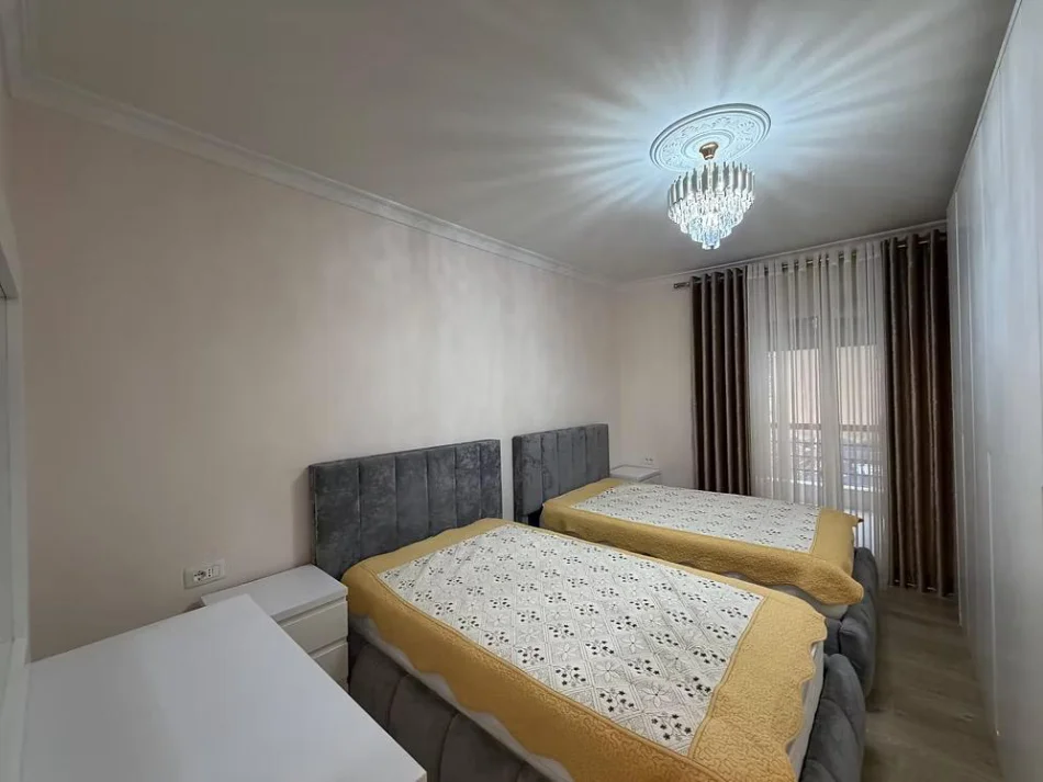 Tirane, jepet me qera apartament 2+1 Kati 2, 115 m² 1.200 € (Liqeni i Thate)