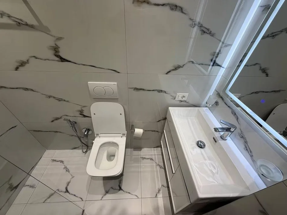 Tirane, jepet me qera apartament 2+1 Kati 2, 115 m² 1.200 € (Liqeni i Thate)