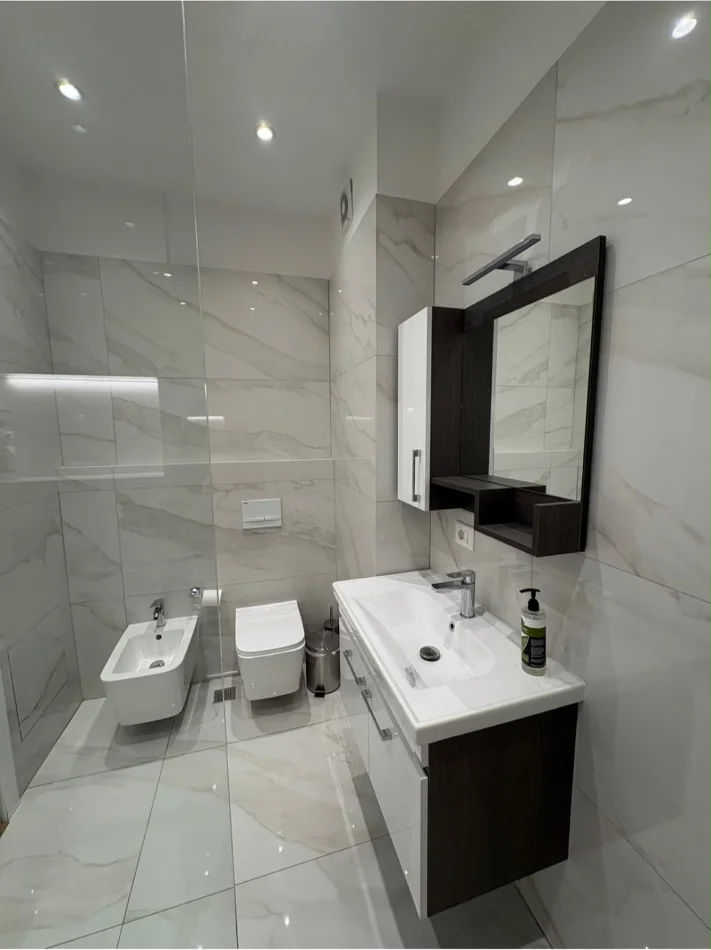 Tirane, jepet me qera apartament 1+1 Kati 5, 70 m² 800 € (Komuna e Parisit)