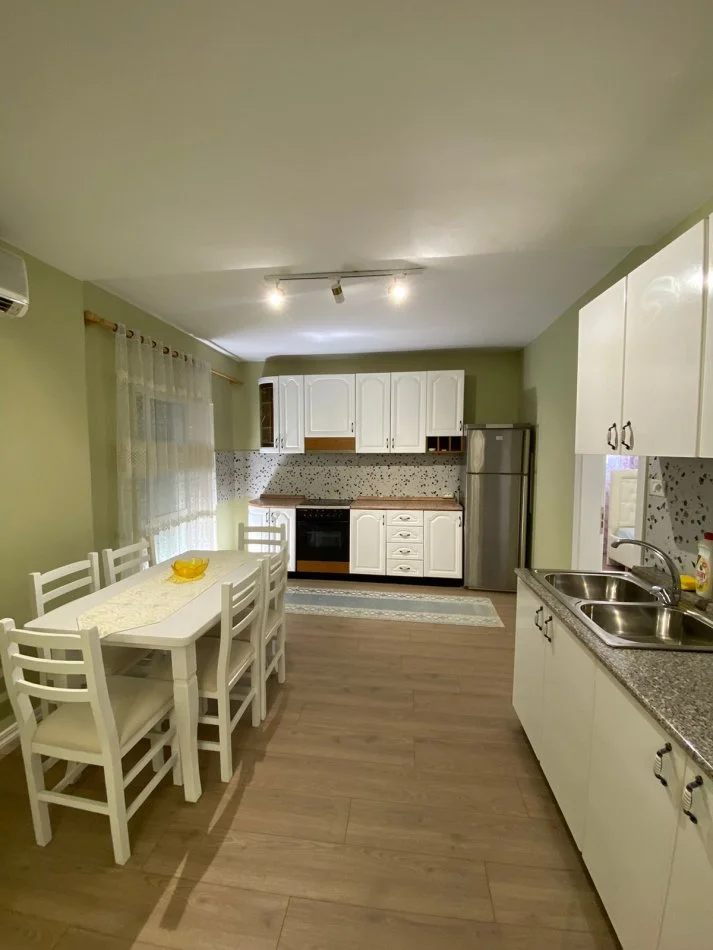 Tirane, jepet me qera apartament 3+1+Ballkon Kati 2, 100 m² 600 € (Xhanfize Keko Xhamllik)