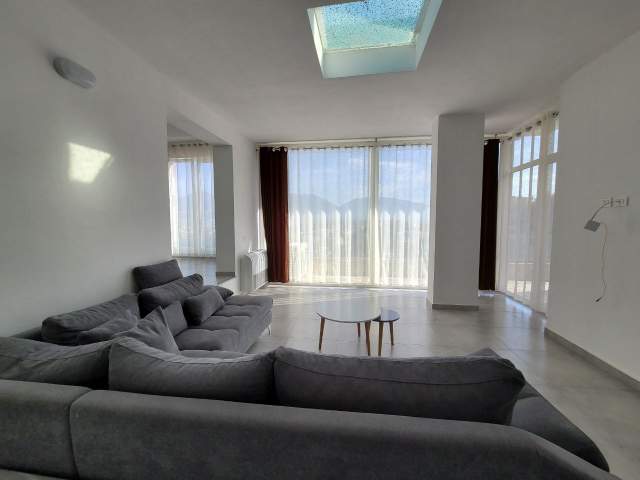 Tirane, jepet me qera Vile 4+1 Kati 3, 300 m² 1.700 Euro (kodra e diellit 2)