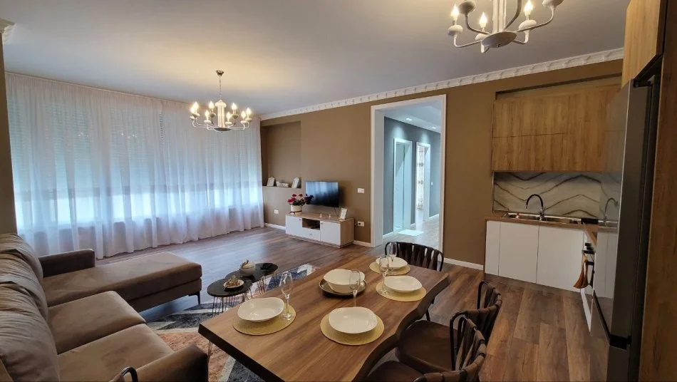 Tirane, jepet me qera apartament 2+1+Ballkon Kati 2, 170 m² 900 € (KOPSHTI BOTANIK)