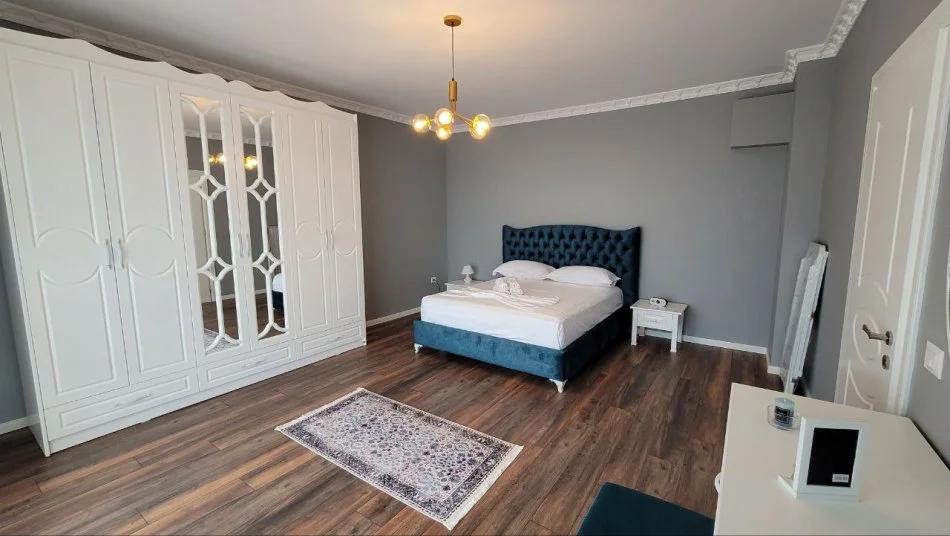 Tirane, jepet me qera apartament 2+1+Ballkon Kati 2, 170 m² 900 € (KOPSHTI BOTANIK)