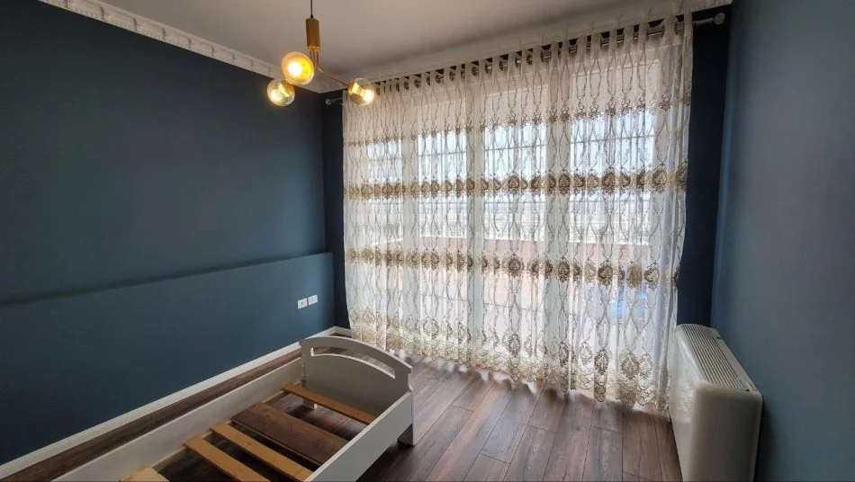 Tirane, jepet me qera apartament 2+1+Ballkon Kati 2, 170 m² 900 € (KOPSHTI BOTANIK)