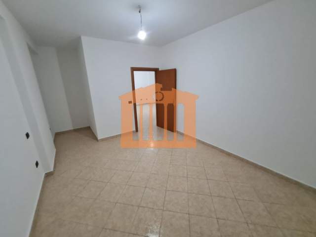 Durres, shitet apartament Kati 4, 80 m² 79.000 Euro (pallati i sportit)