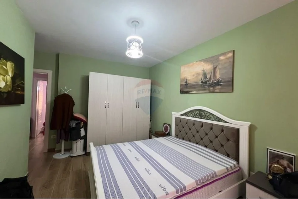 Tirane, jepet me qera apartament 2+1+Ballkon Kati 4, 111 m² 600 € (XHAMLLIK)