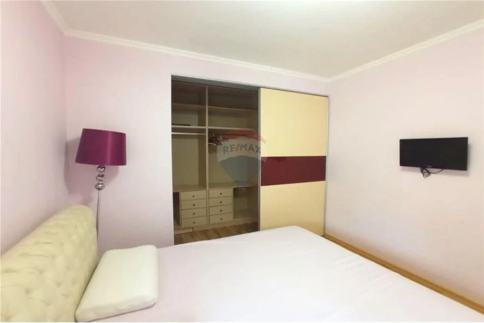 Tirane, jepet me qera apartament 2+1+Ballkon Kati 4, 92 m² 700 € 