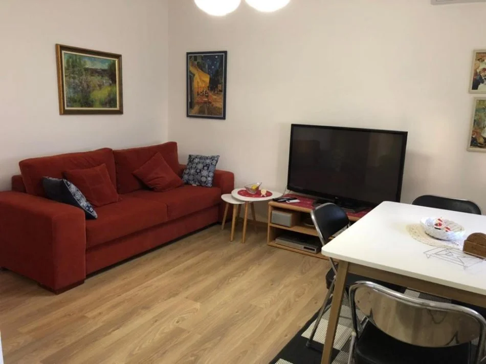 Tirane,Shitet Apartament cilësor, i restauruar komplet nga të zotët,tip 2+1+blk, kat 3,pallat eksizstues 5-kate, sip.75m²,Cmimi 165'000€, pranë Unazës kryqëzimi rr.H.Tahsim me rr.A.Kasemi/Bardhyl tek ish-Markata/Rozafa, rr.A.Sinani, afër Lanës/Brrrylit, 10-minuta këmbë nga qendra Tiranës.