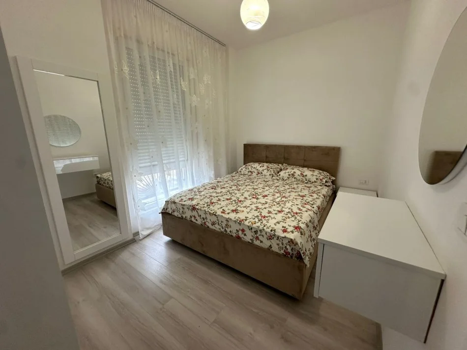 Tirane, jepet me qera 1+1 Kati 4, 60 m² 450 € (xhanfize keko)