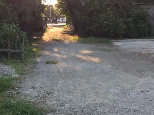 Tirane, jap me qera ambjent biznesi Kati 1,(120 m2) + piste  500 m², 80 000 lek (Laprake,Sheshi Shqiponja)