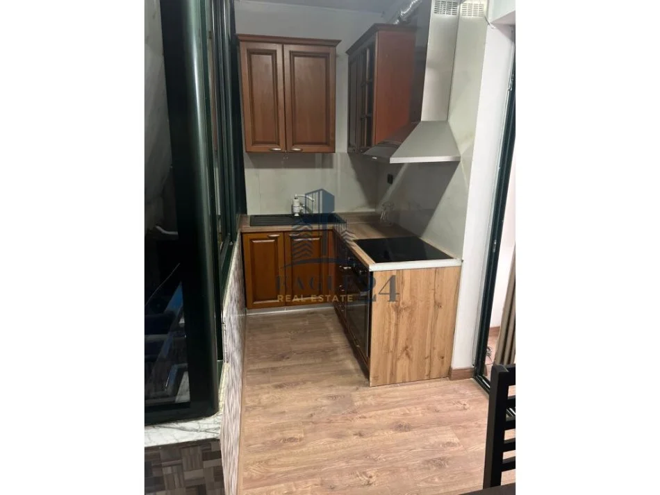 Tirane, jepet me qera apartament 2+1 Kati 2, 102 m² 800 € (KOMUNA E PARISIT)