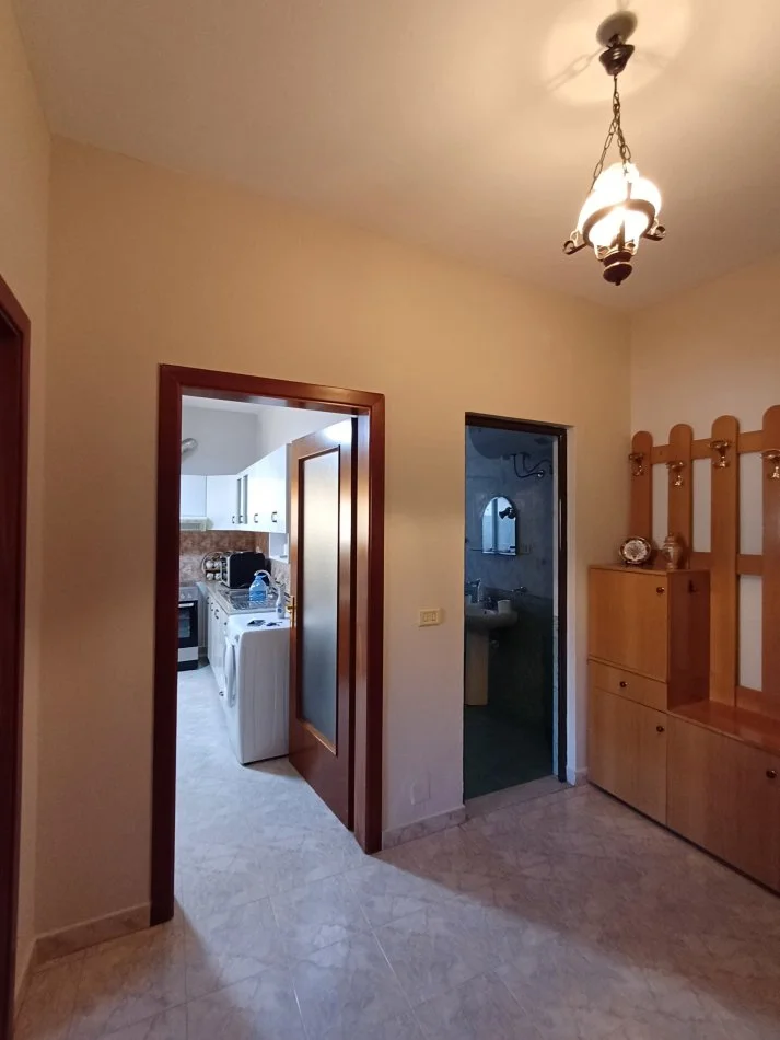 Tirane, shitet apartament 2+1+Ballkon Kati 3, 70 m² (Rruga Kongresi i Manastirit, Ngjitur me Kliniken Mjekesore Ikeda)