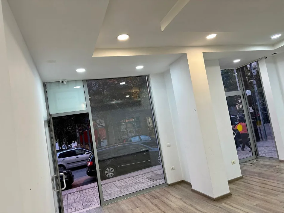 Tirane, jepet me qera dyqan Kati 0, 70 m² 1.200 € (MINE PEZA)