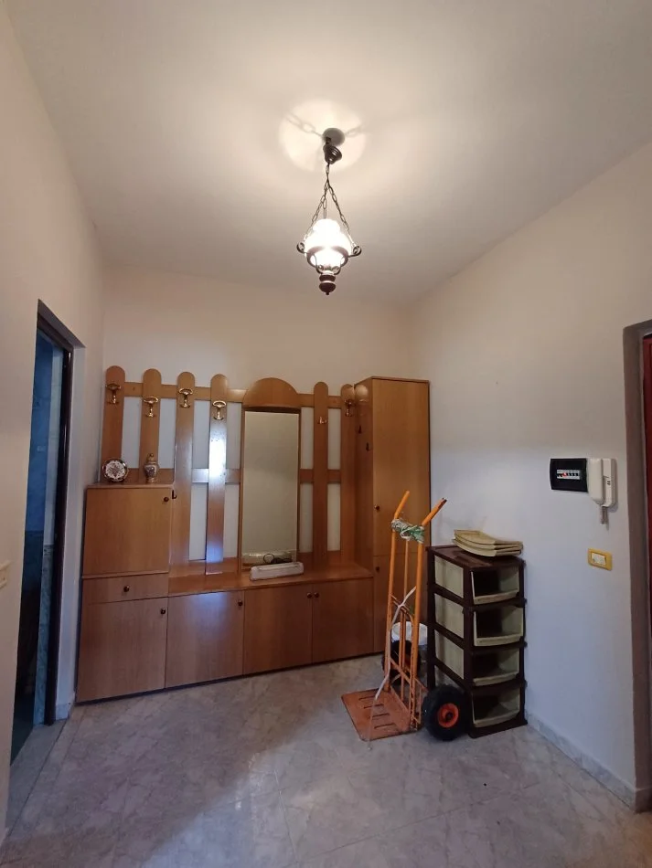 Tirane, shitet apartament 2+1+Ballkon Kati 3, 70 m² (Rruga Kongresi i Manastirit, Ngjitur me Kliniken Mjekesore Ikeda)