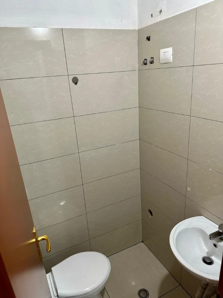 Tirane, jepet me qera dyqan Kati 0, 70 m² 1.200 € (MINE PEZA)
