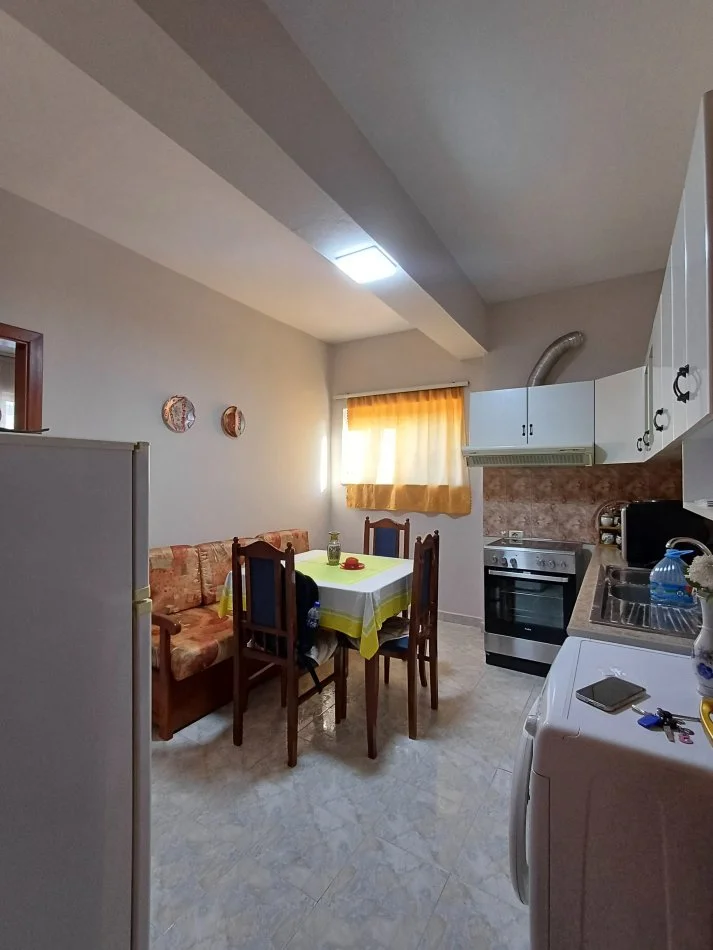 Tirane, shitet apartament 2+1+Ballkon Kati 3, 70 m² (Rruga Kongresi i Manastirit, Ngjitur me Kliniken Mjekesore Ikeda)