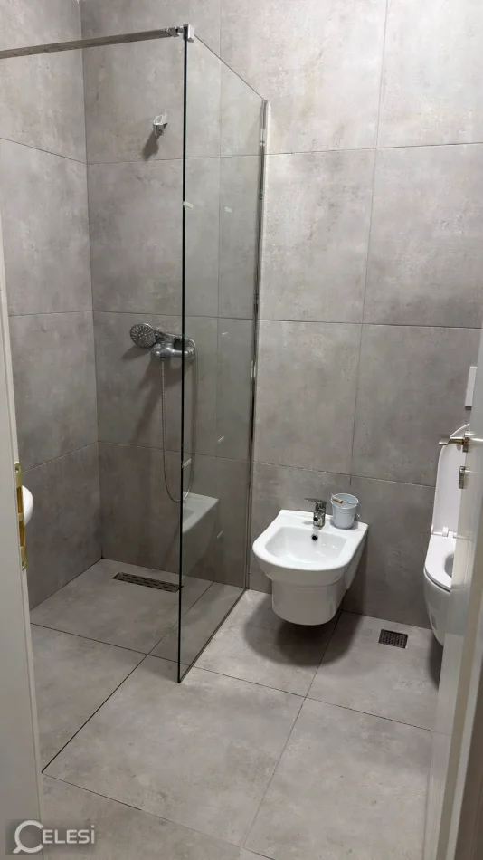 Tirane, jepet me qera apartament 2+1+Aneks+Ballkon Kati 3, 78 m² 700 € (5 MAJI)