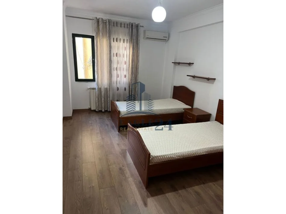 Tirane, jepet me qera apartament 2+1 Kati 2, 102 m² 800 € (KOMUNA E PARISIT)