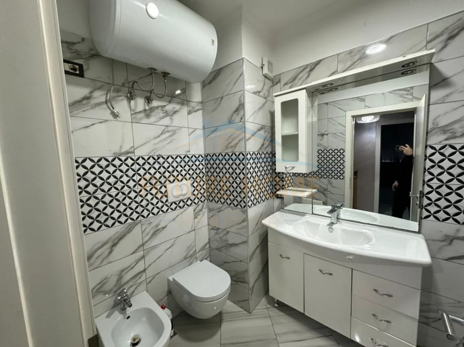 Tirane, shitet apartament 2+1+2 Kati 3, 119 m² 200.000 € (LAPRAKE)