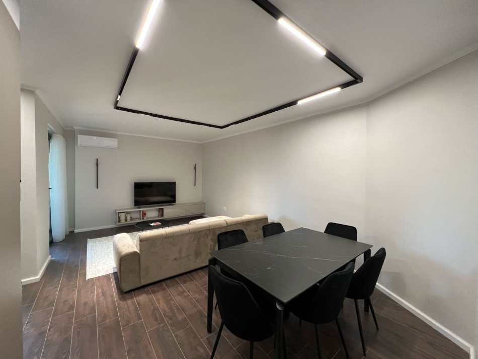 Tirane, jepet me qera apartament 1+1 Kati 9, 75 m² 800 € (PRANE LION PARK)