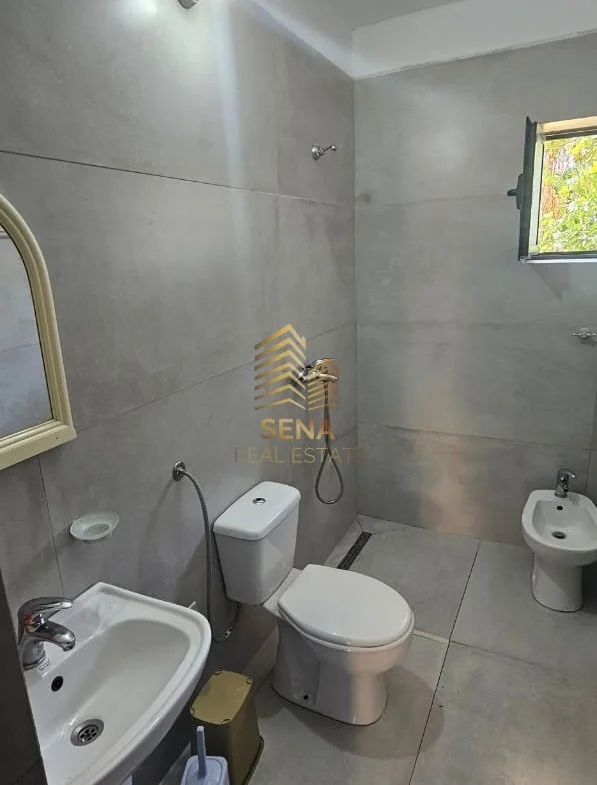 Tirane, jepet me qera apartament 1+1 Kati 1, 65 m² 400 € (Ish Parku i Autobuzave)