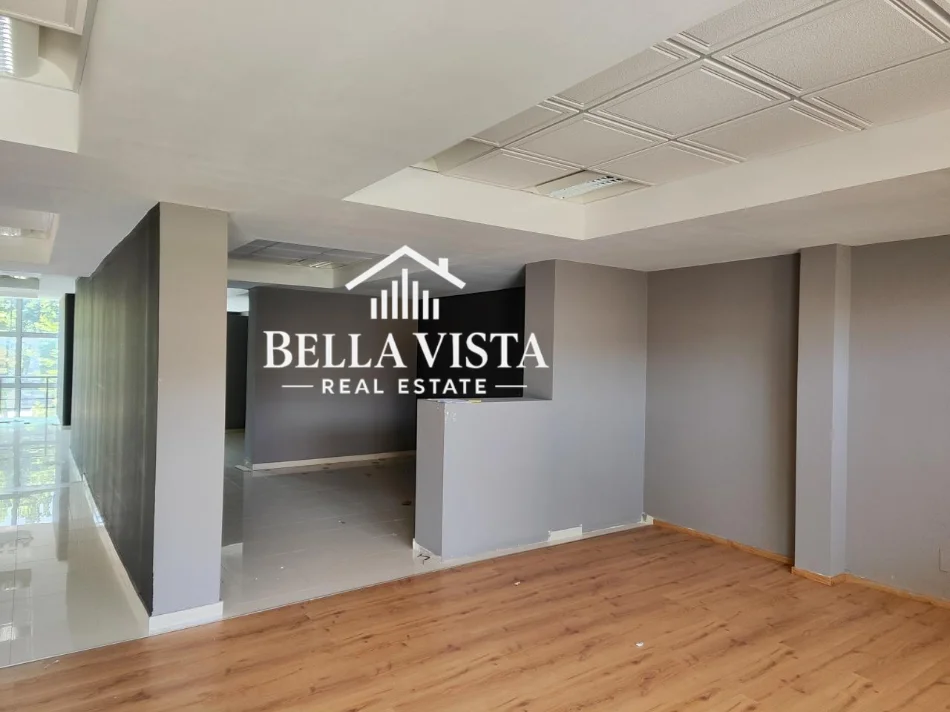 Vlore, jepet me qera dyqan Kati 0, 520 m² 2.000 € (Rruga Demokracia, vlore)