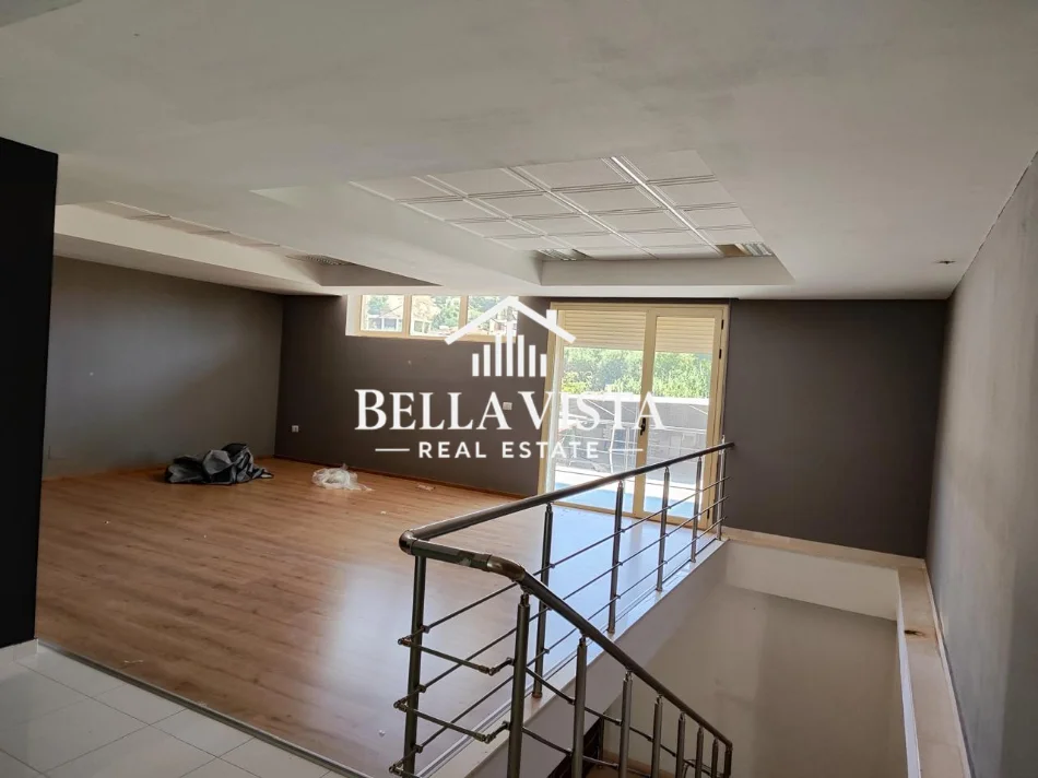 Vlore, jepet me qera dyqan Kati 0, 520 m² 2.000 € (Rruga Demokracia, vlore)