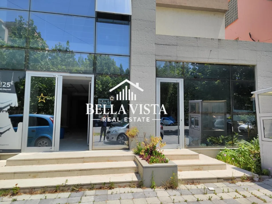 Vlore, jepet me qera dyqan Kati 0, 520 m² 2.000 € (Rruga Demokracia, vlore)