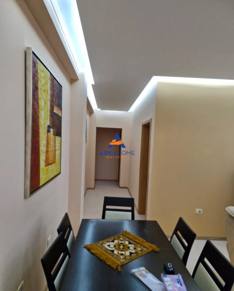 Tirane, jepet me qera apartament 2+1+Ballkon Kati 5, 106 m² 750 € 