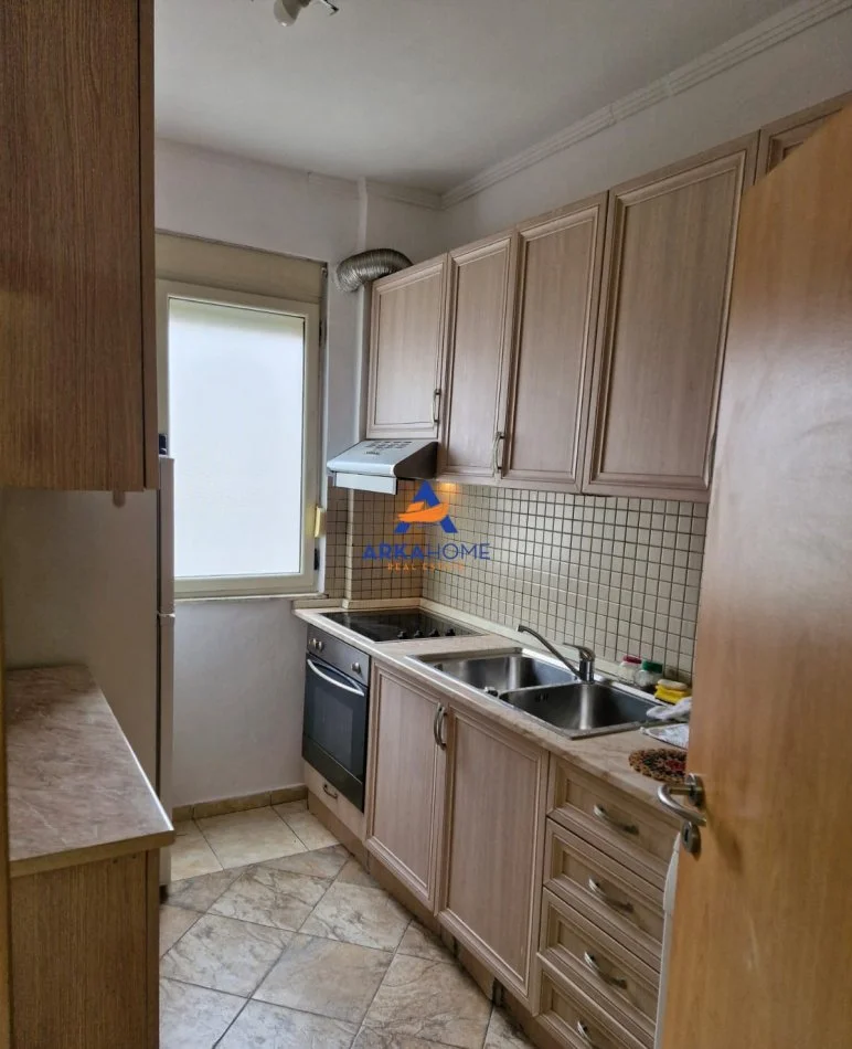 Tirane, jepet me qera apartament 2+1+Ballkon Kati 5, 106 m² 750 € 