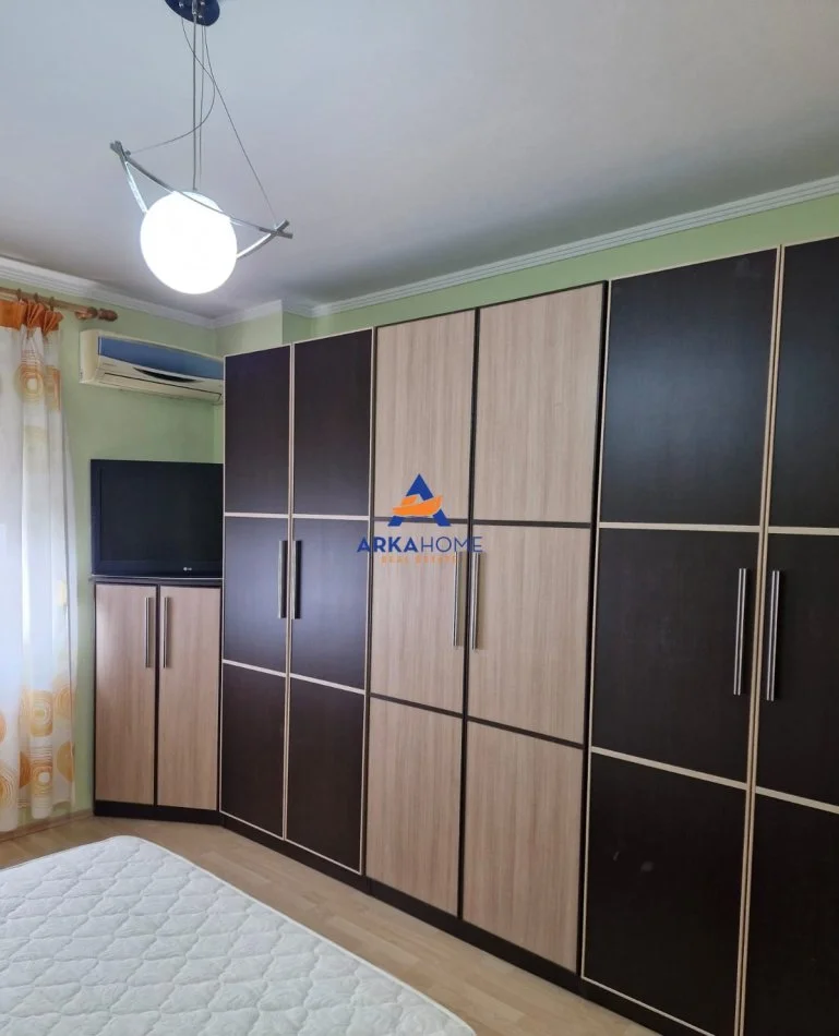 Tirane, jepet me qera apartament 2+1+Ballkon Kati 5, 106 m² 750 € 