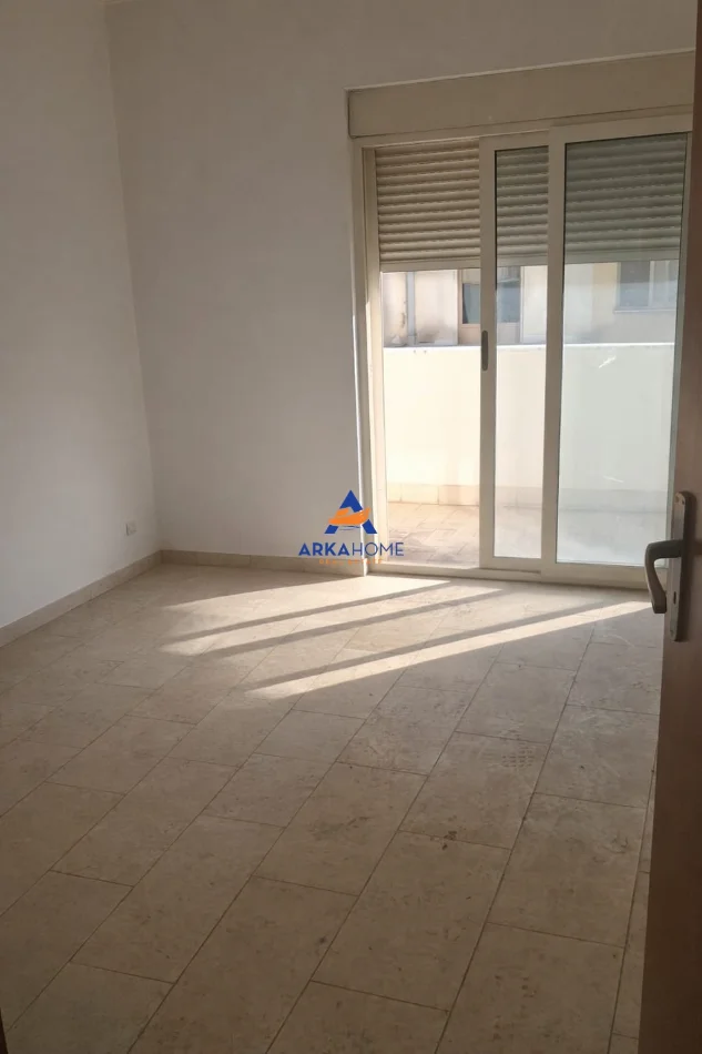 Tirane, jepet me qera apartament 2+1+Ballkon Kati 3, 125 m² 523 € 