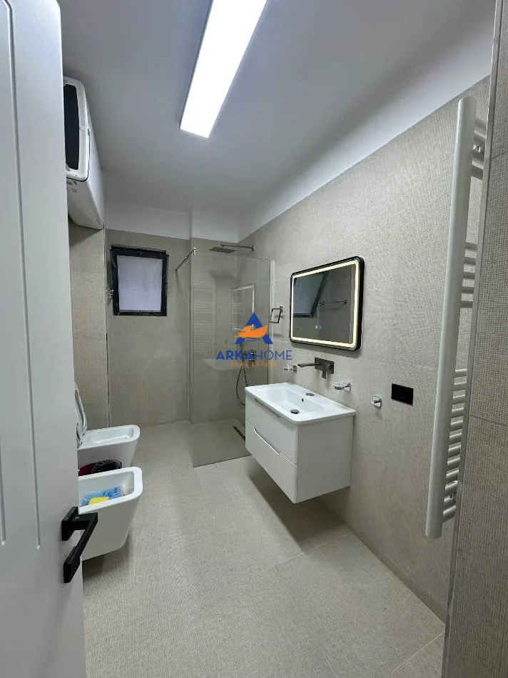 Tirane, jepet me qera apartament 2+1+Ballkon Kati 2, 100 m² 783 € 