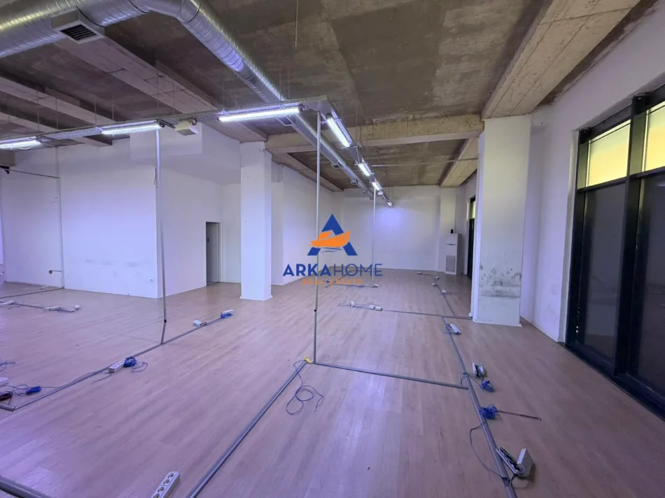 Tirane, jepet me qera ambjent biznesi Kati 0, 361 m² 5.700 € 