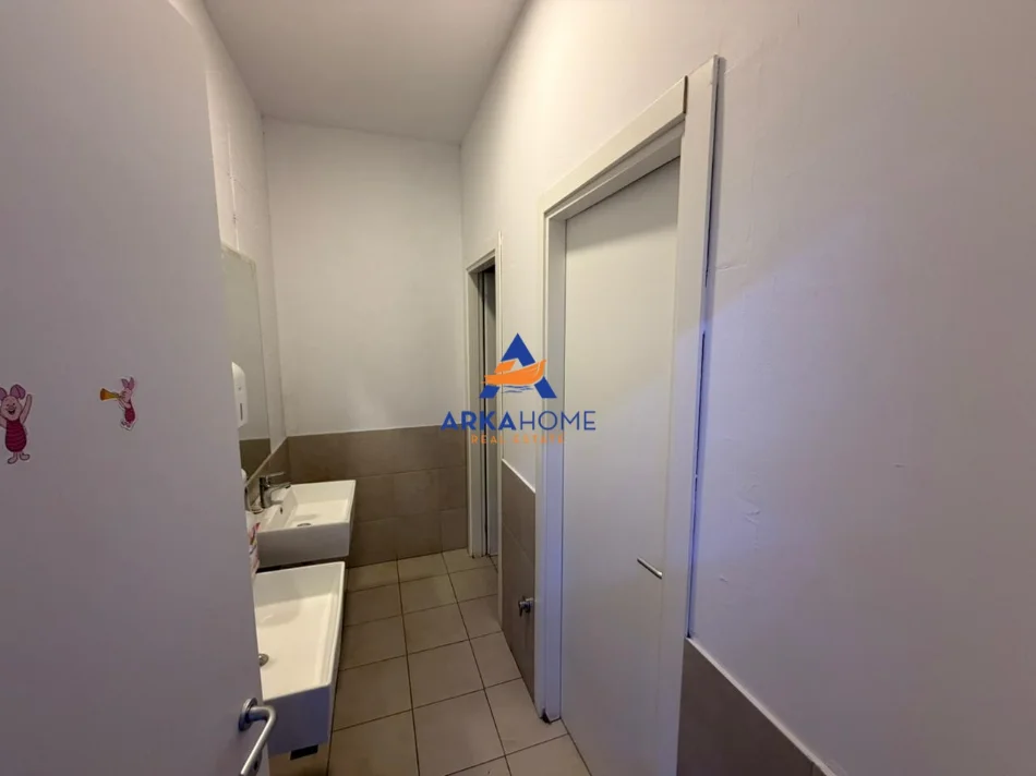 Tirane, jepet me qera ambjent biznesi Kati 0, 361 m² 5.700 € 