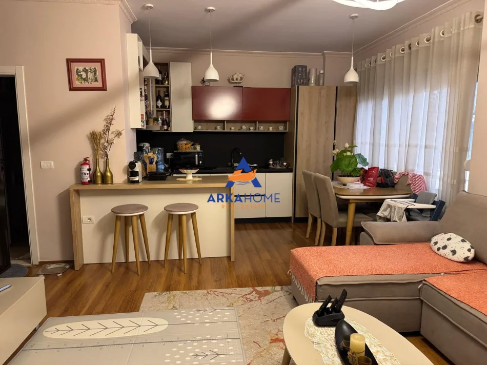 Tirane, jepet me qera apartament 1+1+Ballkon Kati 6, 63 m² 800 € 