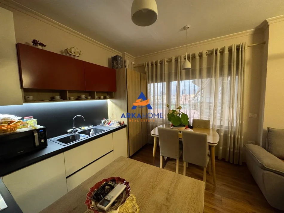 Tirane, jepet me qera apartament 1+1+Ballkon Kati 6, 63 m² 800 € 
