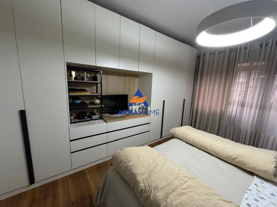 Tirane, jepet me qera apartament 1+1+Ballkon Kati 6, 63 m² 800 € 