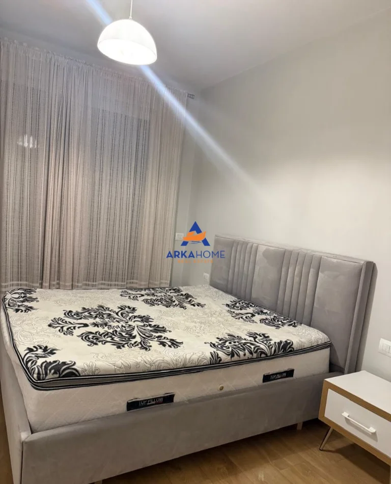 Tirane, jepet me qera apartament 2+1+Ballkon Kati 5, 108 m² 679 € 