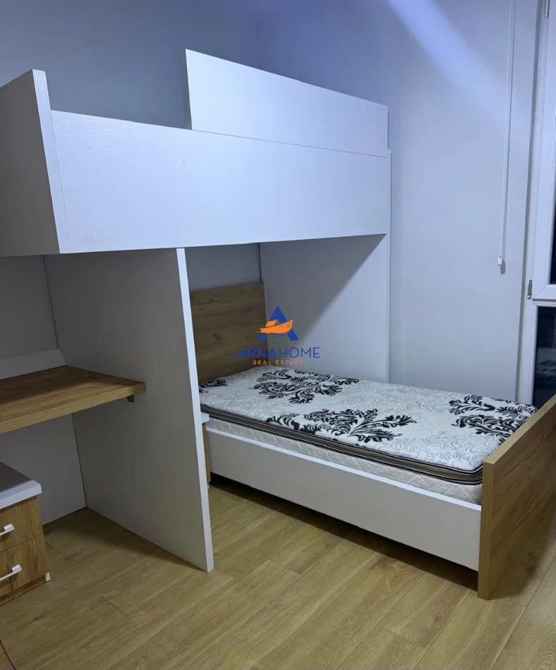 Tirane, jepet me qera apartament 2+1+Ballkon Kati 5, 108 m² 679 € 