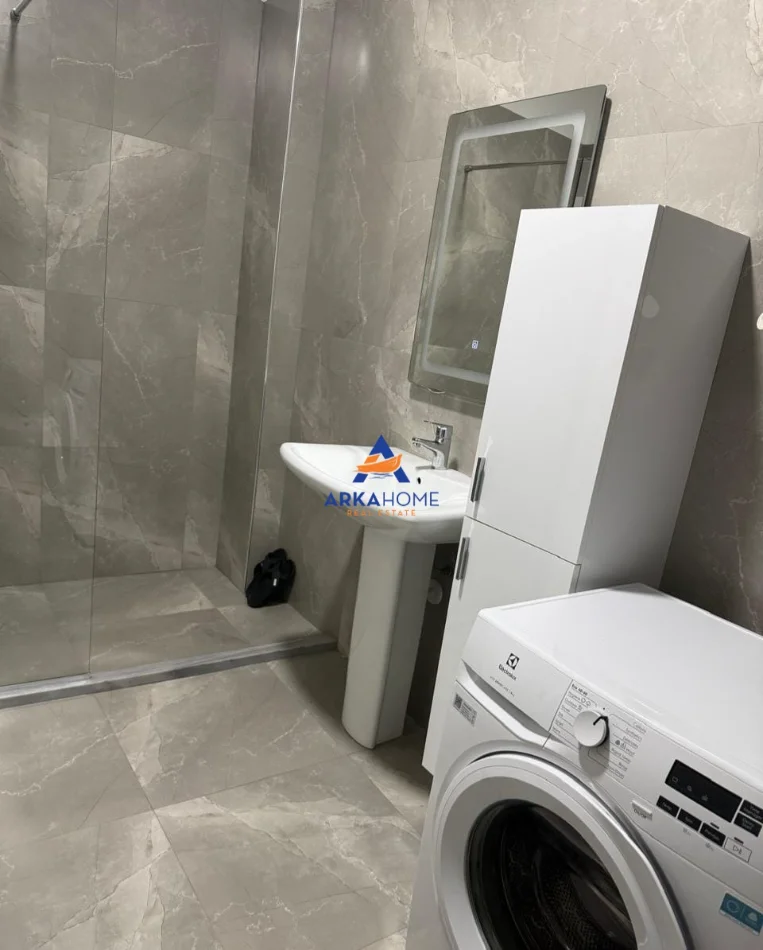 Tirane, jepet me qera apartament 2+1+Ballkon Kati 5, 108 m² 679 € 