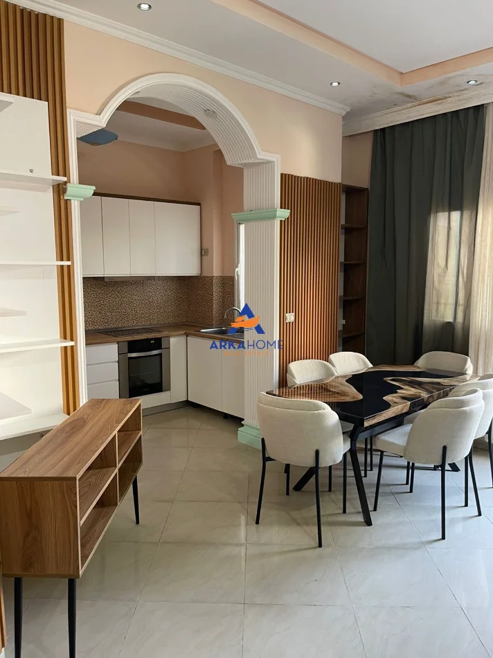 Tirane, jepet me qera apartament 1+1+Ballkon Kati 1, 80 m² 626 € 